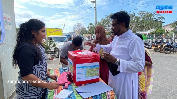 மன்னார் தீவில் காற்றாலை மின்சாரம்,கனிய மணல் அகழ்வு செயல்பாடுகளை நிறுத்த கோரி ஜனாதிபதிக்கு தபாலட்டை அனுப்பி வைப்பு..! 